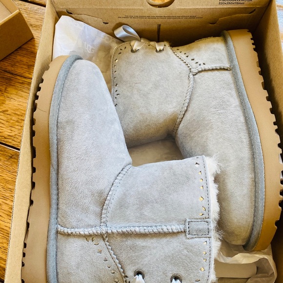 NIB UGG Women’s w dixi flora perforated boots - Picture 12 of 12